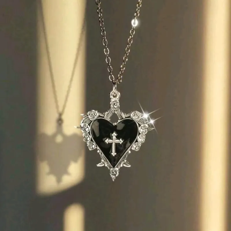 Collar de corazón de la cruz espinosa (dorado)