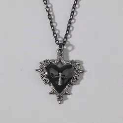 Collar de corazón de la cruz espinosa (plateado)