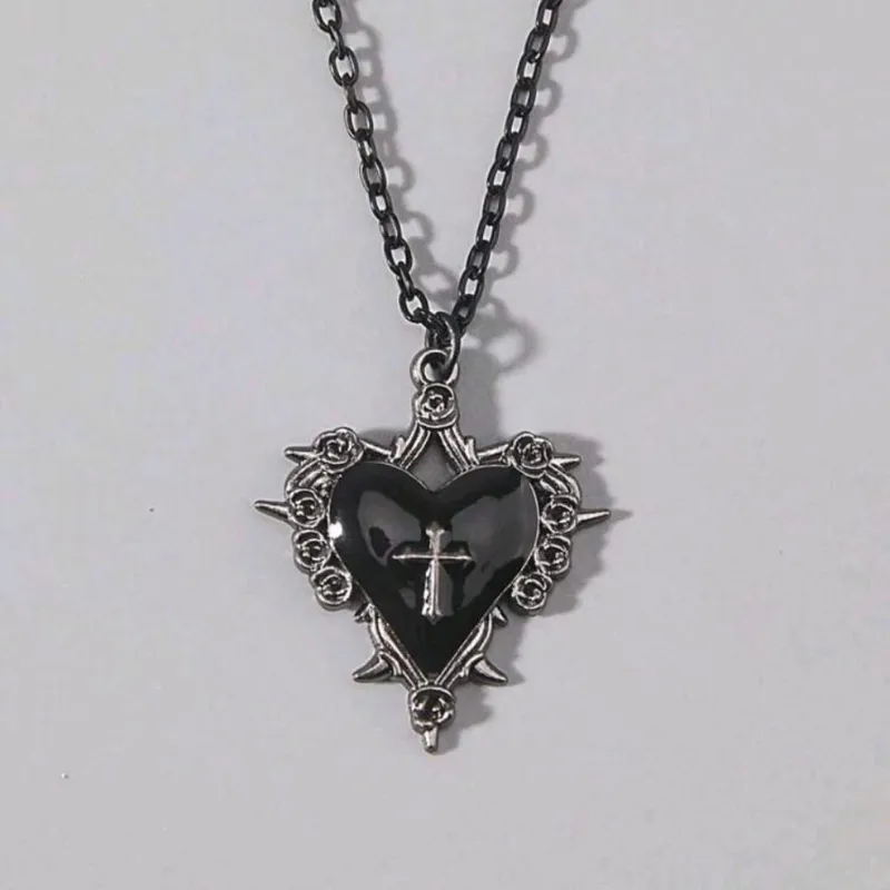 Collar de corazón de la cruz espinosa (plateado)