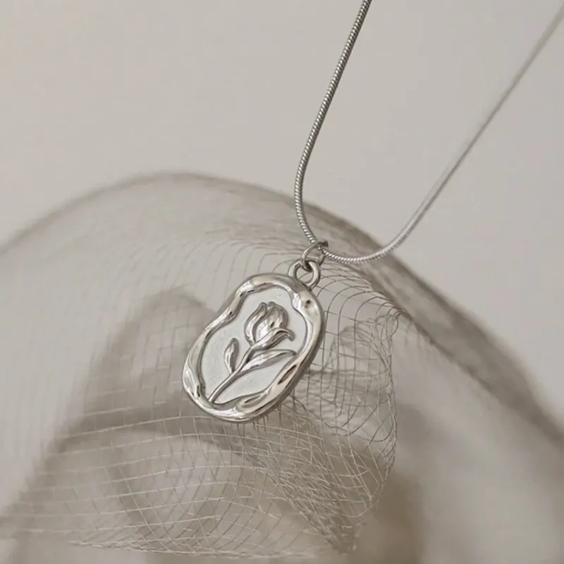 Collar "Monet's Garden" con Colgante de Tulipán en Relieve