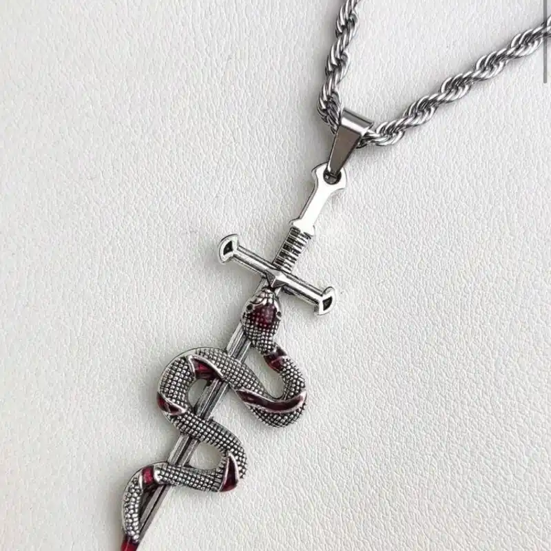 Collar "Serpent's Kiss" con Pendiente de Daga y Ojos de Cristal Rojo