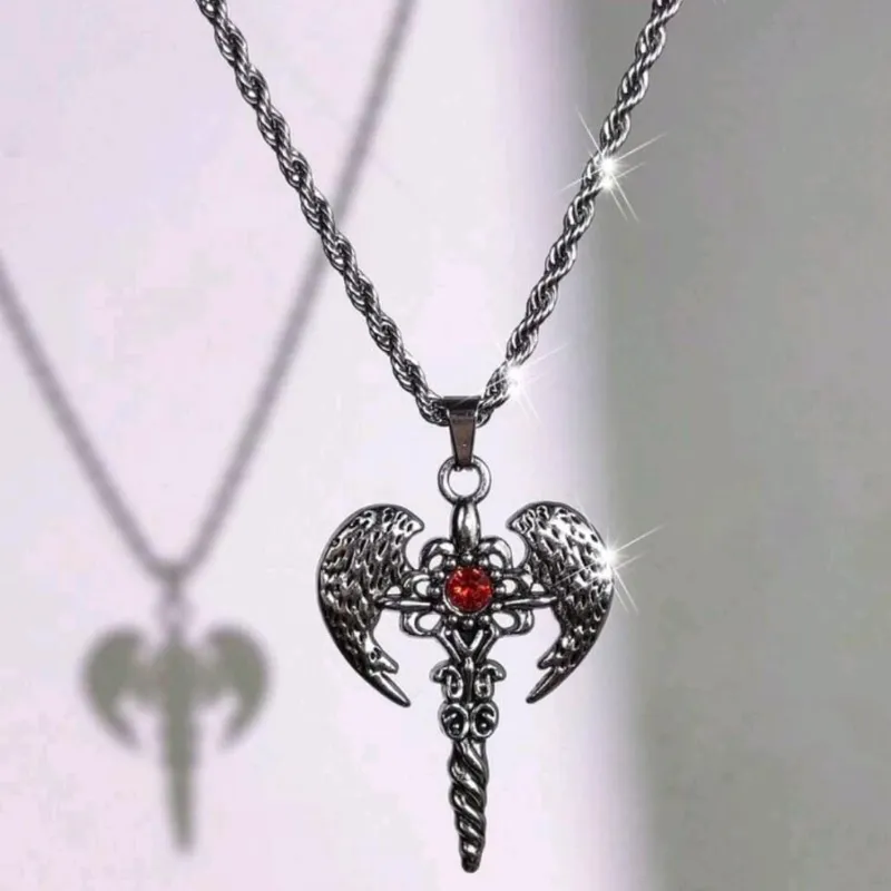 Collar "Warriors Spirit" (Espíritu de Guerrero) - Hacha Alada con Gema de Granate