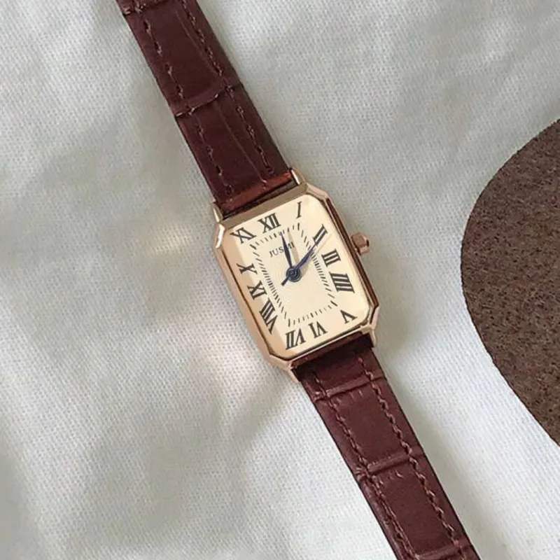 Reloj "Old Money" con Caja Rectangular de Oro Rosa y Correa de Cuero Marrón