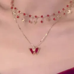 Vuelo Escarlata: Collar Doble Mariposa y Rocío Carmín