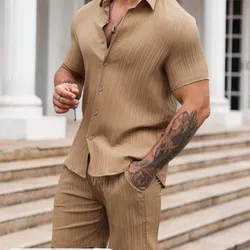Manfinity Homme Conjunto de camisa de manga corta con rayas verticales de color liso y pantalones cortos lisos casuales para hombre, para el esposo