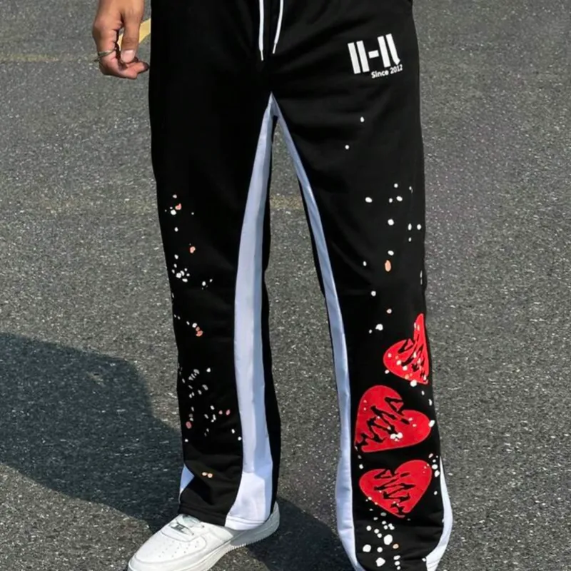 Pantalones de chándal casuales con cintura de cordón y estampado de letras y corazón para hombre
