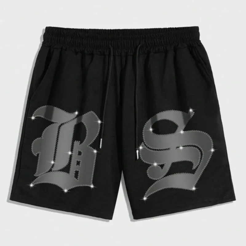 ROMWE MEN ROMWE Avant Pantalones cortos de verano para hombres con un nuevo diseño de estilo callejero estadounidense, con decoración de coloridos y brillantes diamantes de imitación. Presenta un patrón disperso de pequeñas gemas brillantes, diamantes y lentejuelas en verde, azul, rojo y amarillo, dando al tejido liso un aspecto brillante y visualmente atractivo, con un estilo general fresco y sencillo que resalta los detalles de los pantalones cortos