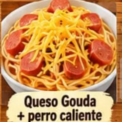 Spaghettis con queso gouda y perro caliente