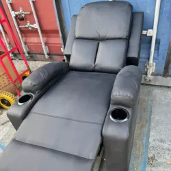Butaca reclinable de cuerina con portavasos 