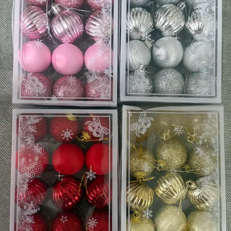 Caja con esferas navideñas 