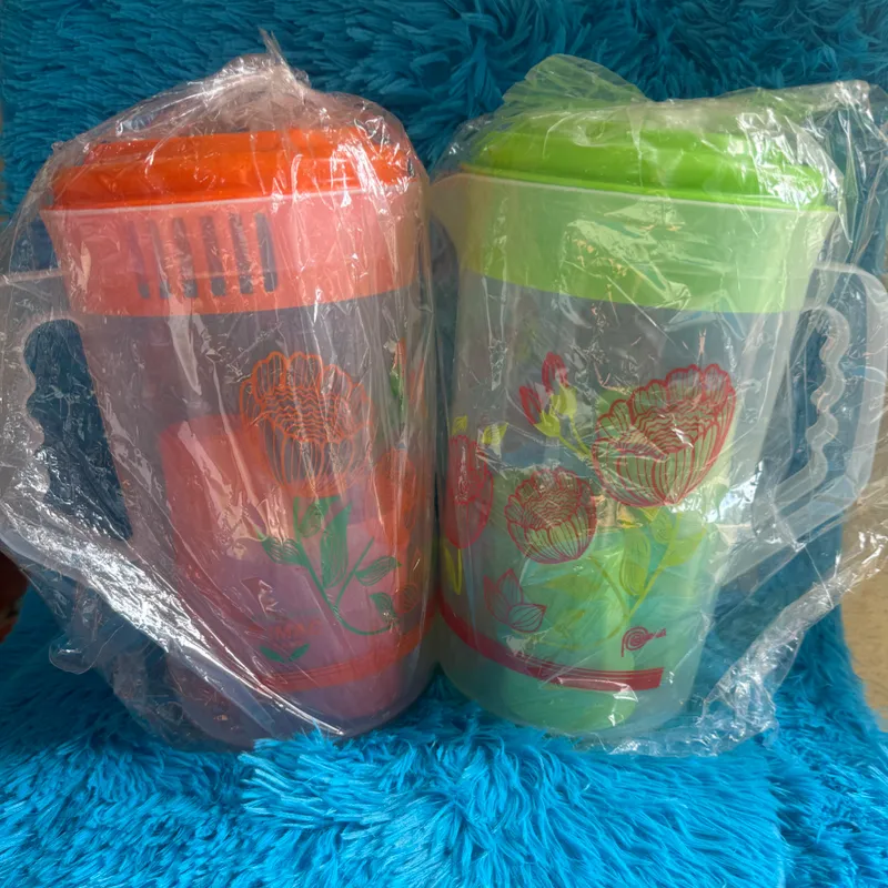 Jarras plástica con 6 vasitos 