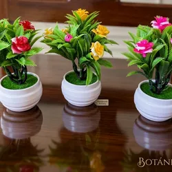 Maceta blanca con flores