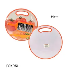 Tabla de cortar con utensilios.