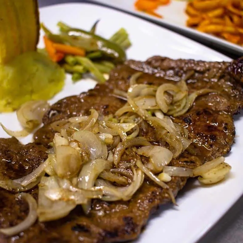 Bisteces de cerdo encebollados 