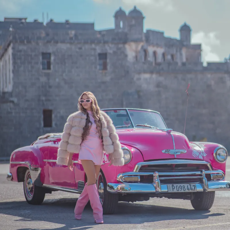 Otras con autos clásicos 2