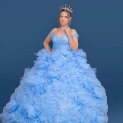 Traje azul nube