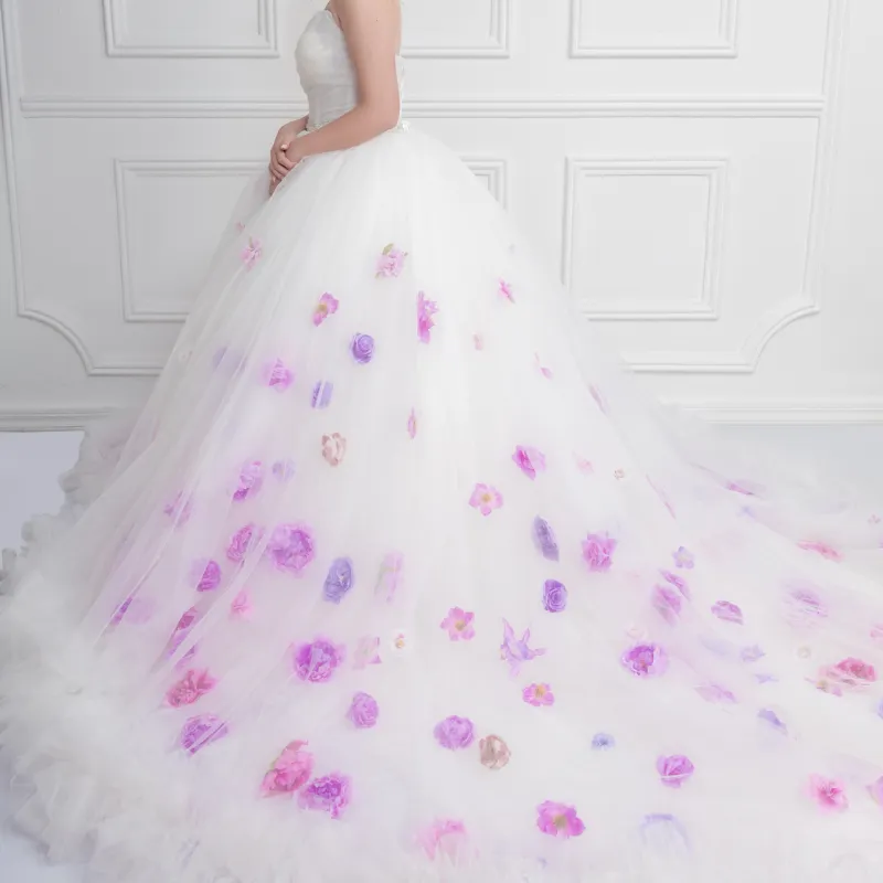 Traje blanco con flores 3D
