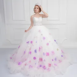 Traje blanco con flores 3D