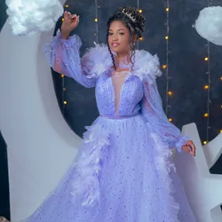 Traje malva de plumas