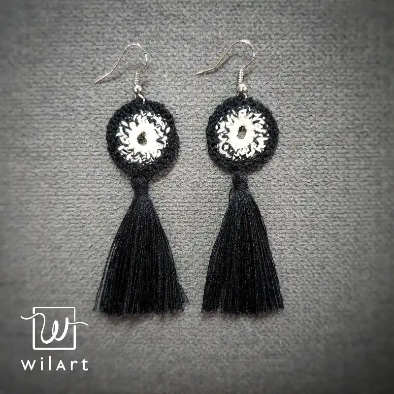 Aretes de borlas negros