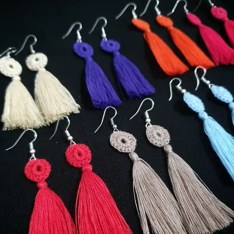 Aretes de borlas simples 