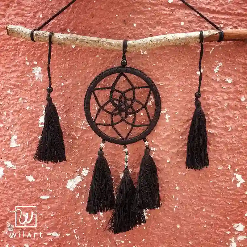 Atrapasueños con madera en negro 