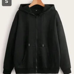 Abrigo negro con capucha y siper