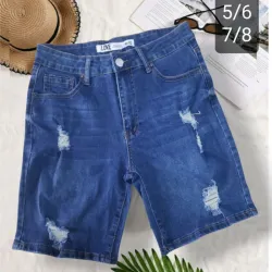 Bermuda azul con rotos