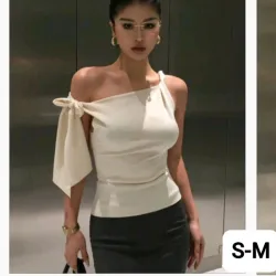 Blusa beige ajustada con lazo en el hombro
