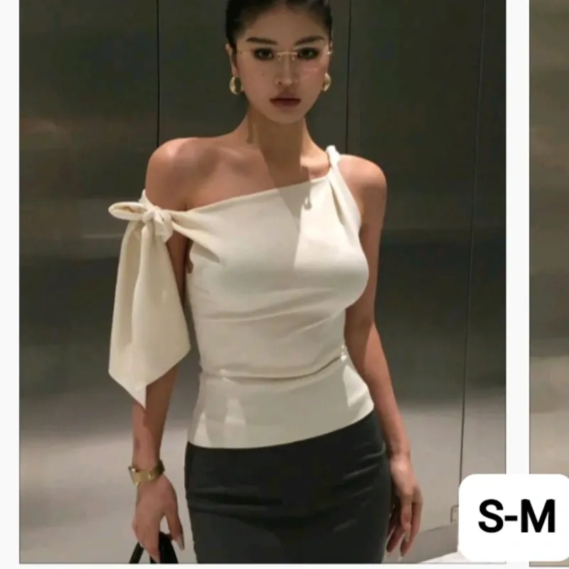 Blusa beige ajustada con lazo en el hombro