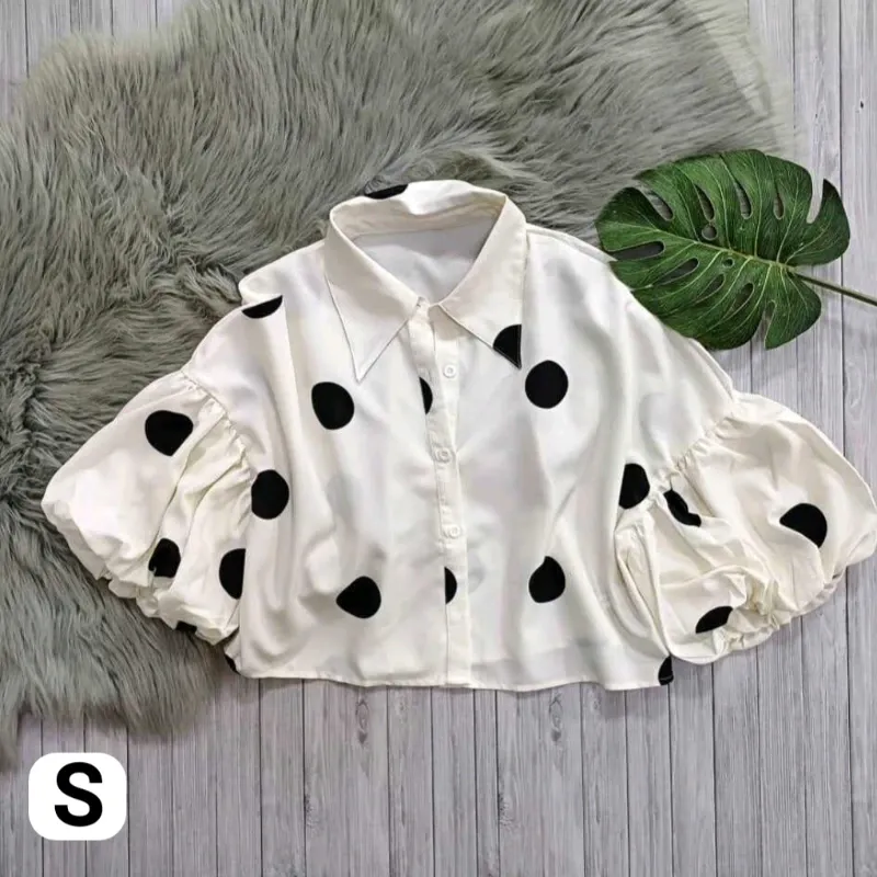Blusa beige de lunares negros y mangas anchas
