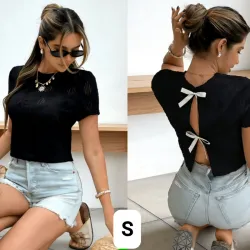 Blusa negra con lazos blancos en la espalda