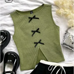 Blusa verde aceituna de lazitos negros