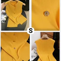 Chaleco amarillo de botones dorados