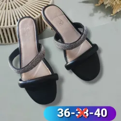 Sandalias negras con piedras