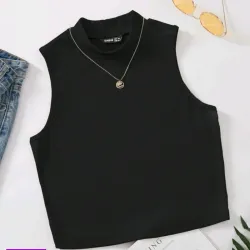 Top negro corto de cuello alto