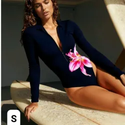Truza azul mangas largas con flor rosada