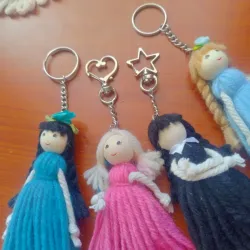 Llaveros de muñecas macramé