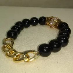 Pulseras de perlas acrílicas negras con coronas y cadenas