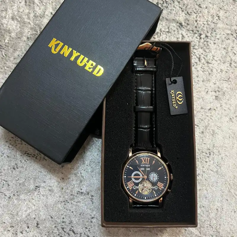 Reloj marca KINYUED (automático)
