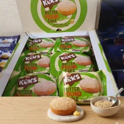 Cake de mantequilla cubierto con ajonjolí