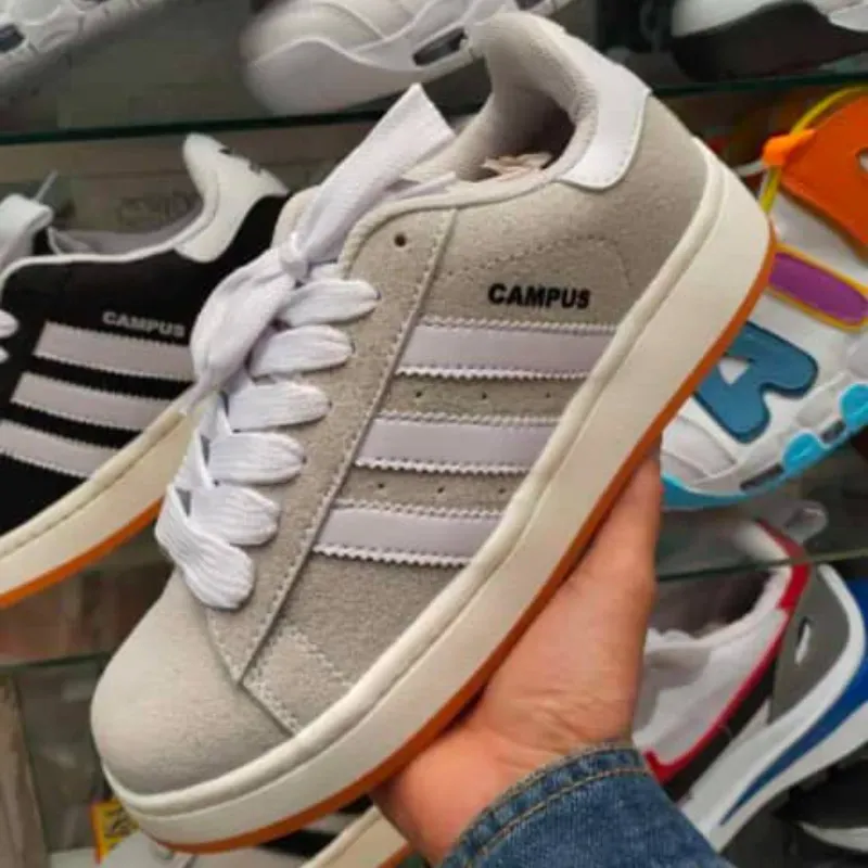 Adidas gris 2025 con blanco