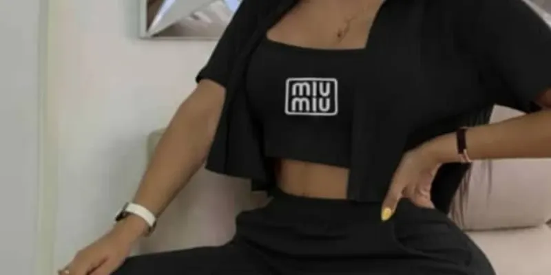 Conjunto MIU MIU ( blusa corta, chaleco y pantaloneta) 