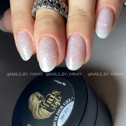 Reforzamiento de uña natural con builder gel.