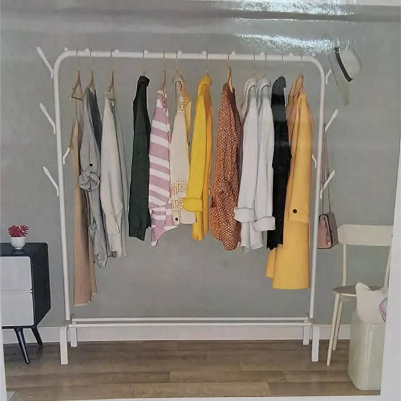 Perchas blancas y negras  sin ruedas 