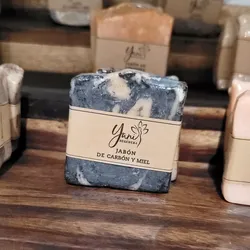 Jabón de carbón activado y miel . Peso aprox 150gr.  PRECIO 1.70usd. 500mn .