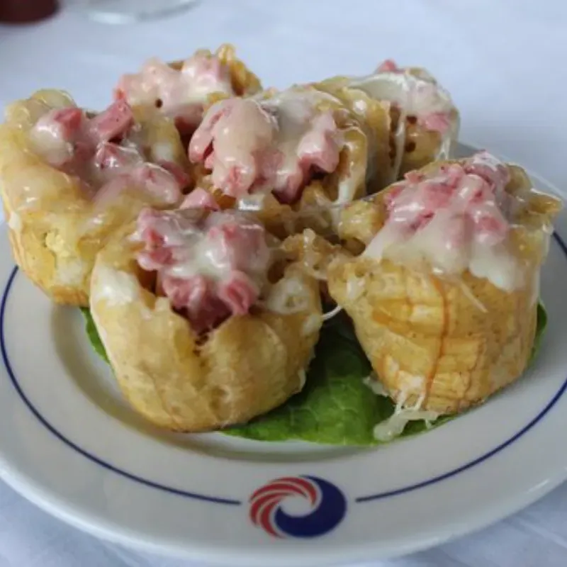 Tostones rellenos con jamón y queso