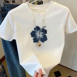 Top blanco con flor azul