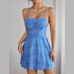 Vestido corto azul de espalda afuera