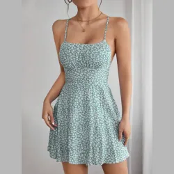 Vestido corto verde de espalda afuera